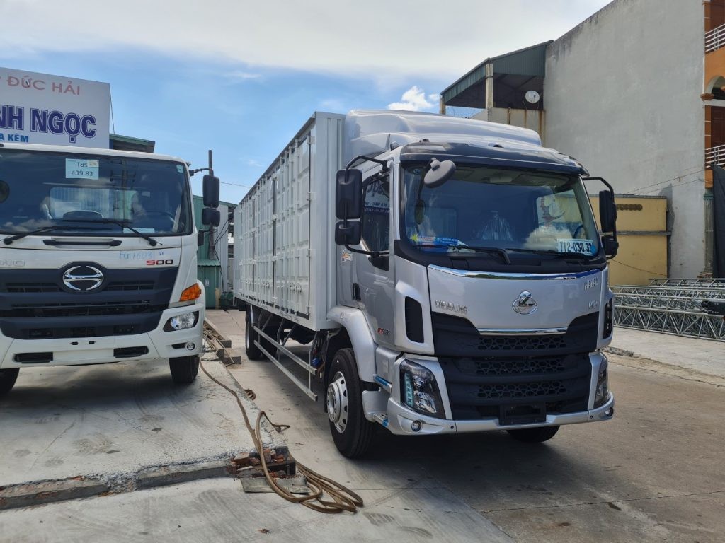 CHENGLONG M3 4X2 200HP (6 MÁY DÀI) - THÙNG KÍN CONTAINER ( MỞ 3 CỬA 6 CÁNH)